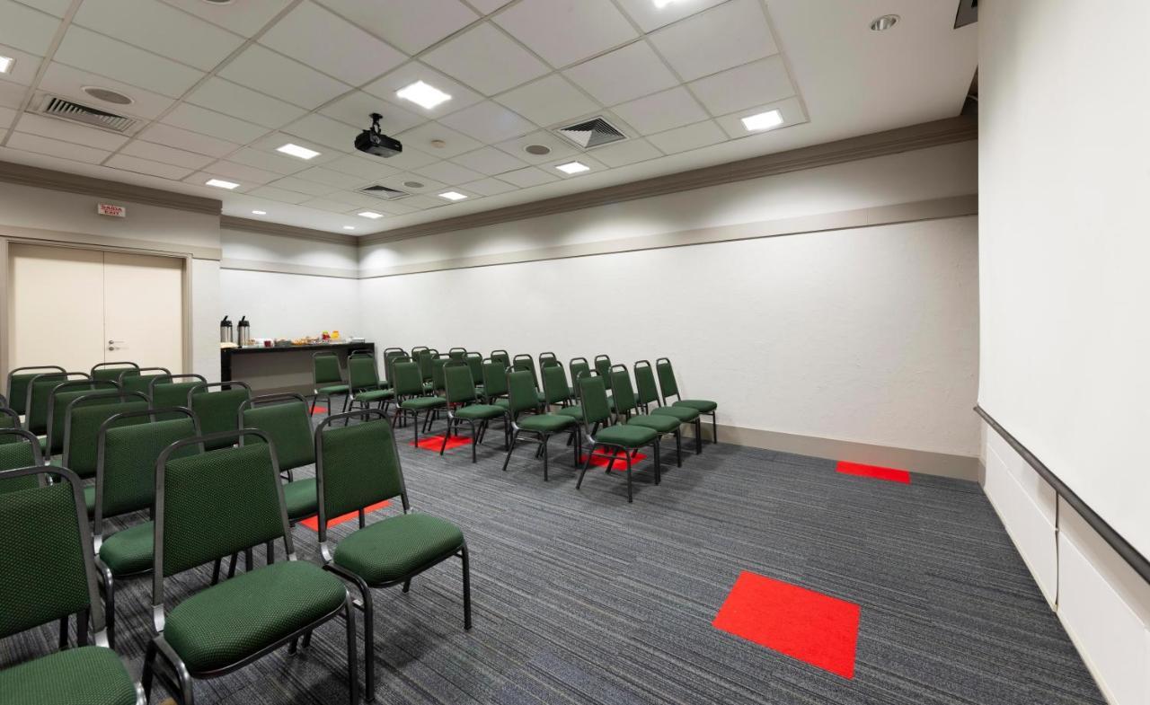 Ibis Sao Carlos Bagian luar foto
